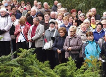 	Wierni przeszli w procesji różańcowej z sanktuarium św. Jana Pawła II do sanktuarium Bożego Miłosierdzia.