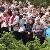 	Wierni przeszli w procesji różańcowej z sanktuarium św. Jana Pawła II do sanktuarium Bożego Miłosierdzia.