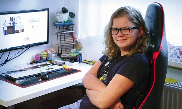 W wolnych chwilach Julka lubi grać w gry komputerowe, które rozwijają wyobraźnię.