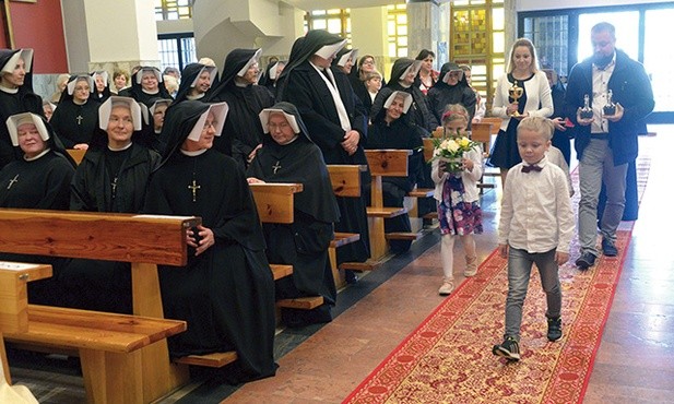 Podczas jubileuszowej liturgii w procesji z darami szli rodzice i podopieczni przedszkola prowadzonego przez radomskie siostry MB Miłosierdzia.