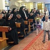 Podczas jubileuszowej liturgii w procesji z darami szli rodzice i podopieczni przedszkola prowadzonego przez radomskie siostry MB Miłosierdzia.