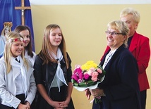 Uczniowie podarowali kwiaty swojej nauczycielce Zofii Granat.