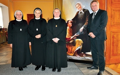 S. M. Margarita,  s. M. Samuela,  s. M. Marta oraz dyrektor nyskiego muzeum, Edward Hałajko.