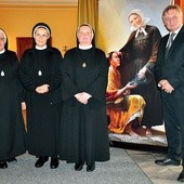 S. M. Margarita,  s. M. Samuela,  s. M. Marta oraz dyrektor nyskiego muzeum, Edward Hałajko.