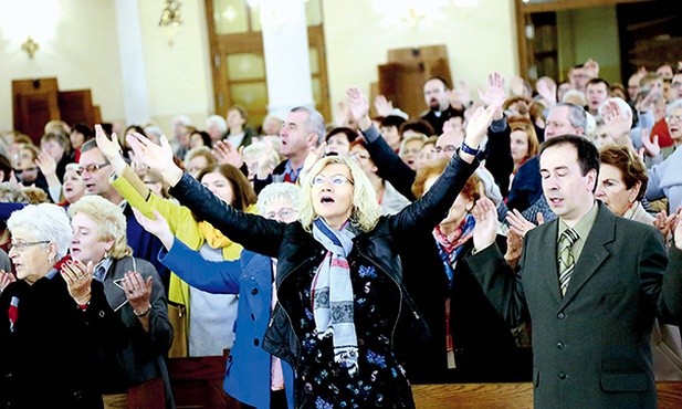 Modlitwa uwielbienia, poza posługiwaniem charyzmatami, jest jednym z naturalnych znaków rozpoznawczych Odnowy w Duchu Świętym.
