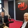Dominik Kolorz w studiu Radia eM w rozmowie z Sylwestrem Strzałkowskim