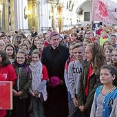 Wrocławskiego biskupa ucieszyła duża liczba młodych, którzy przybyli tego dnia do trzebnickiego sanktuarium.