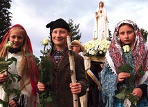 W parafii pw. NMP Królowej Polski w Głogowie, Maryję powitały dzieci przebrane za Łucję, Franciszka i Hiacyntę.