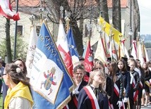 Stypendyści i uczniowie szkół imienia św. Jana Pawła II mają wspaniały wzór wychowawczy w osobie patrona.