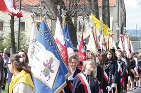 Stypendyści i uczniowie szkół imienia św. Jana Pawła II mają wspaniały wzór wychowawczy w osobie patrona.