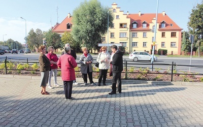 Kilkanaście osób modlących się na głos intrygowało przechodniów tego ruchliwego skrzyżowania.