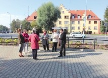 Kilkanaście osób modlących się na głos intrygowało przechodniów tego ruchliwego skrzyżowania.