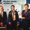 Jarosław Jasita (pierwszy z lewej) i Jarosław Ruda w podziękowaniu za swoją postawę otrzymali medale od prezesa Polskiej Grupy Górniczej Tomasza Rogali  (po prawej).