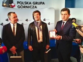 Jarosław Jasita (pierwszy z lewej) i Jarosław Ruda w podziękowaniu za swoją postawę otrzymali medale od prezesa Polskiej Grupy Górniczej Tomasza Rogali  (po prawej).