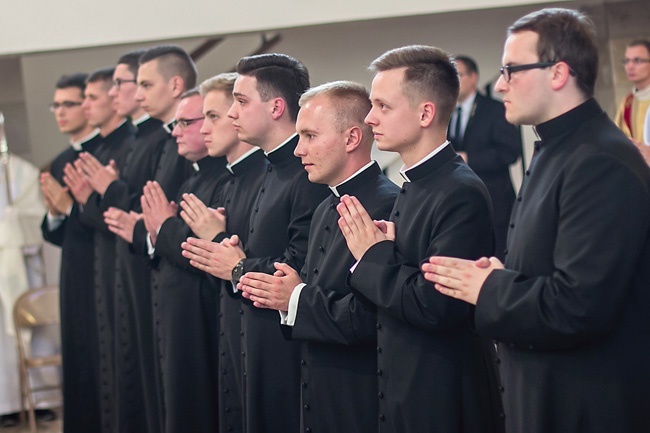 Alumni 3. roku po raz pierwszy założyli sutanny.