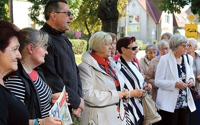 Ponad 30 osób odmawiało Koronkę do Bożego Miłosierdzia  pod kłodzkim Zakładem Karnym.