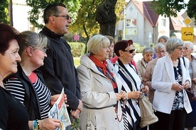 Ponad 30 osób odmawiało Koronkę do Bożego Miłosierdzia  pod kłodzkim Zakładem Karnym.