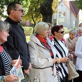 Ponad 30 osób odmawiało Koronkę do Bożego Miłosierdzia  pod kłodzkim Zakładem Karnym.