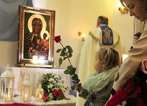Mimo późnej pory na powitanie Maryi do kościoła w Jasienicy przyszły całe rodziny.