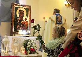 Mimo późnej pory na powitanie Maryi do kościoła w Jasienicy przyszły całe rodziny.