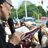 W Koszalinie kilkadziesiąt osób modliło się m.in. przy ruchliwym skrzyżowaniu obok Domu Miłosierdzia Bożego.