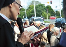 W Koszalinie kilkadziesiąt osób modliło się m.in. przy ruchliwym skrzyżowaniu obok Domu Miłosierdzia Bożego.