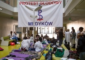 Lekarze rezydenci apelują o spotkanie z premier Beatą Szydło