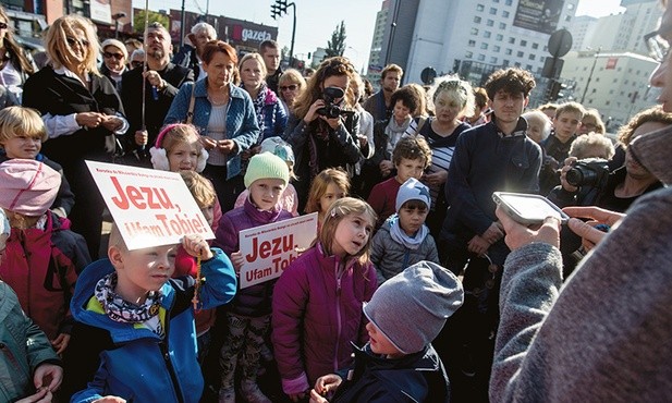 Akcja „Koronka do Bożego Miłosierdzia na ulicach miast świata”. O godz. 15 uczestnicy modlili się na skrzyżowaniach ulic ok. 300 miast.
28.09.2017 Łódź