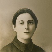 Gemma Galgani otrzymała stygmaty 8 czerwca 1899 r. Do końca jej życia rany otwierały się w każdy czwartek wieczorem, a goiły w sobotę.