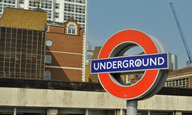 Kontrolowana eksplozja na stacji metra w Londynie