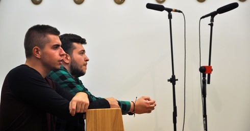Transmisja różańca z domu biskupiego
