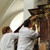 Drugi dzień prac nad renowacją kazalnicy w sanktuarium Dolnośląskiej Strażniczki Wiary