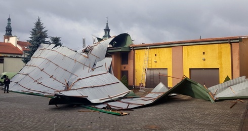 Zerwany dach spadł na kurialne podwórze