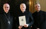 Abp Stanisław Budzik wraz bp. Mieczysławem Cisło dziekowali ks. Franciszkowi Przytule za pracę dla archidiecezji