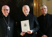 Abp Stanisław Budzik wraz bp. Mieczysławem Cisło dziekowali ks. Franciszkowi Przytule za pracę dla archidiecezji