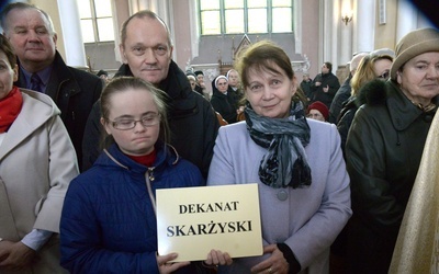 Przedstawiciele dekanatu Skarżysko-Kamienna odbierają różaniec i świecę na Jerycho Różańcowe