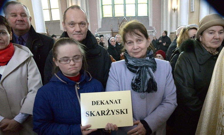 Przedstawiciele dekanatu Skarżysko-Kamienna odbierają różaniec i świecę na Jerycho Różańcowe