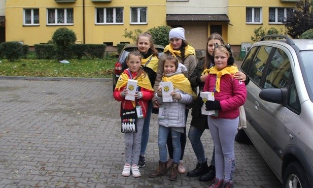 Wolontariusze podczas kwesty mają żółte chusty, legitymacje i puszki z banderolą
