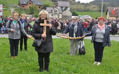 Panie z Szydłowa niosły wielki drewniany różaniec