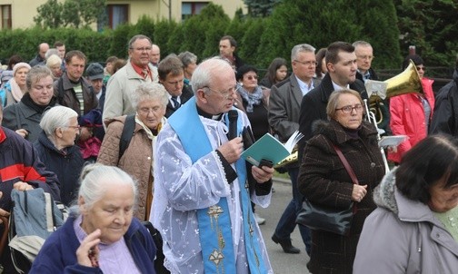 Różańcową procesję na graniczny dworzec PKP w Zebrzydowicach poprowadził ks.. kan. Marian Brańka