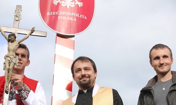 Pamiątkowe zdjęcie przy słupie granicznym na Trzycatku