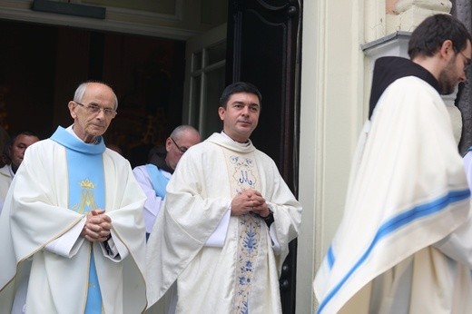 Cieszyńskie elżbietanki jubilatki z biskupem