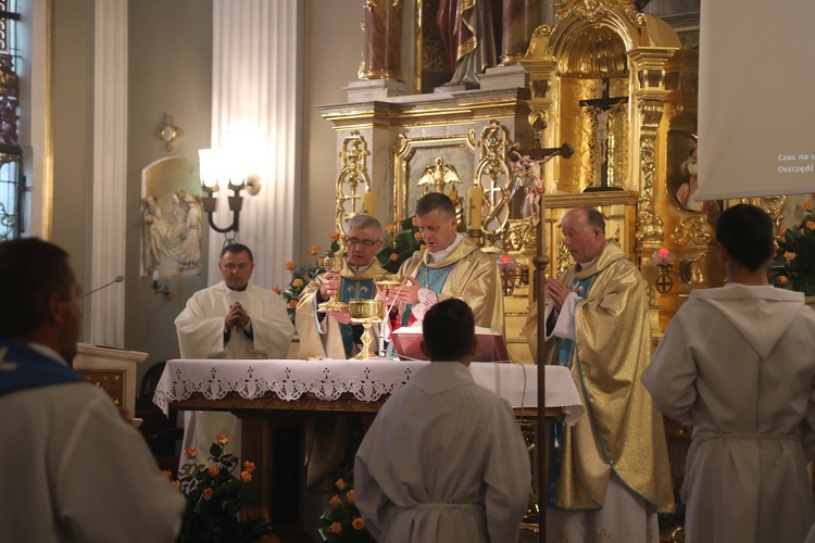 Cieszyńskie elżbietanki jubilatki z biskupem