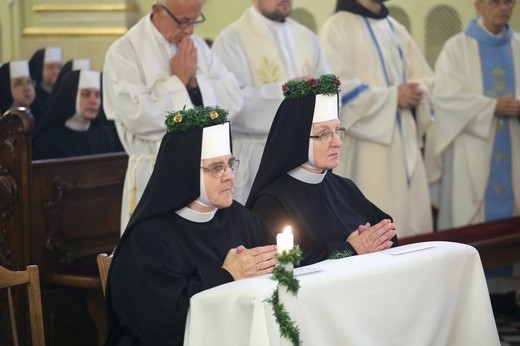 Cieszyńskie elżbietanki jubilatki z biskupem