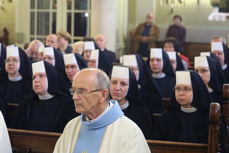 Cieszyńskie elżbietanki jubilatki z biskupem