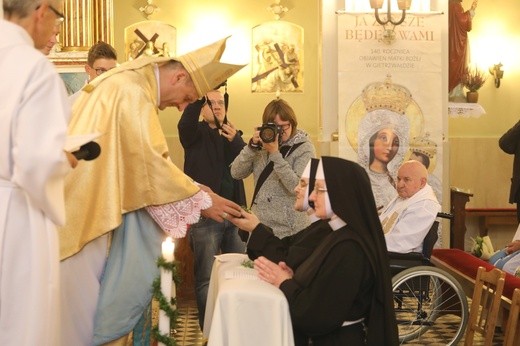 Cieszyńskie elżbietanki jubilatki z biskupem
