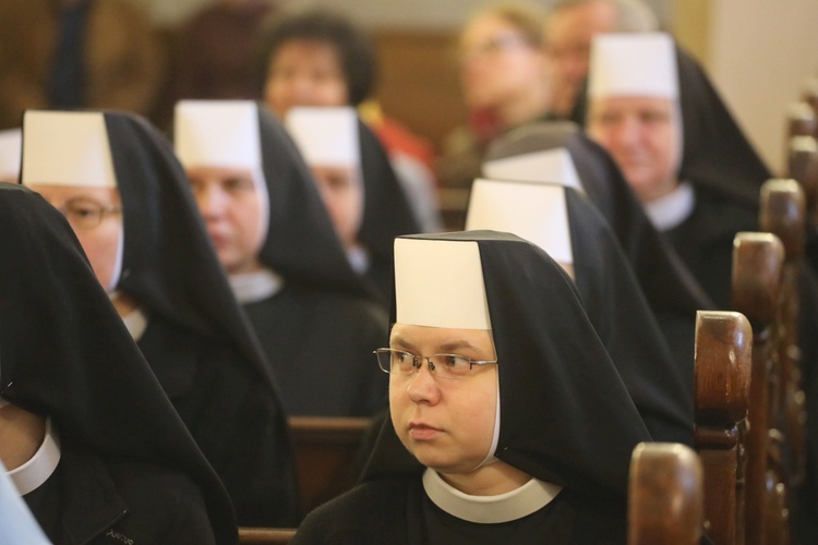 Cieszyńskie elżbietanki jubilatki z biskupem