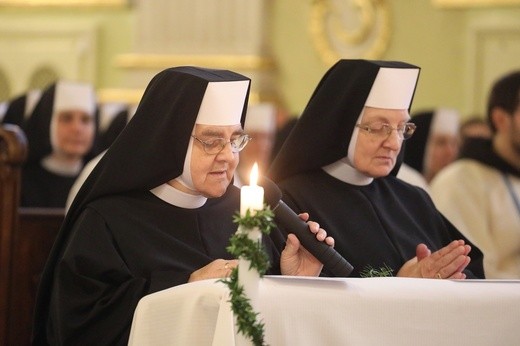 Cieszyńskie elżbietanki jubilatki z biskupem