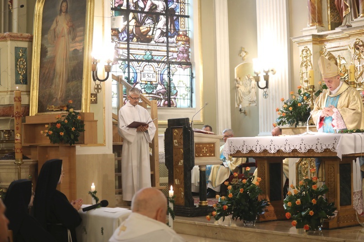 Cieszyńskie elżbietanki jubilatki z biskupem