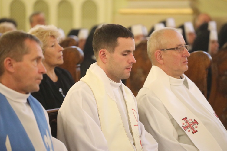 Cieszyńskie elżbietanki jubilatki z biskupem